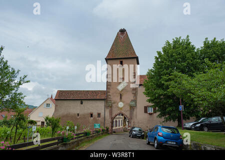 Angesichts der Hohen Pforte und Weinberg in Ammerschwihr Elsass Stockfoto