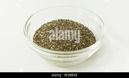 Isolierten kleinen Glas bawl mit raw-Chia Samen, beliebte Zutat in Smoothies, Müsli, Müsliriegel, Müsliriegel, Joghurt und Tortillas Stockfoto