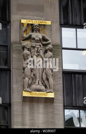 Aspekte der Menschheit Steinmetzarbeiten am Rockefeller Center in New York Stockfoto