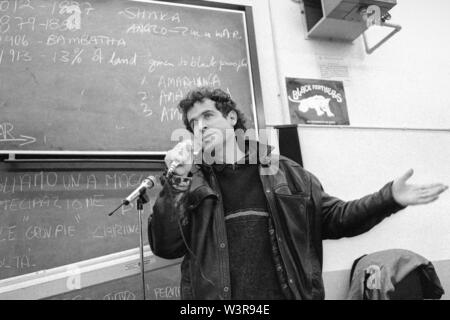 Johnny Clegg, South African Rock Musiker, auch als die "Weiße Zulu", immer gegen das Apartheidsregime engagiert bekannt. Hier an der Staatlichen Universität von Mailand (Italien), Fakultät für Politische Wissenschaften, im Februar 1990 Stockfoto