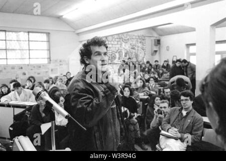 Johnny Clegg, South African Rock Musiker, auch als die "Weiße Zulu", immer gegen das Apartheidsregime engagiert bekannt. Hier an der Staatlichen Universität von Mailand (Italien), Fakultät für Politische Wissenschaften, im Februar 1990 Stockfoto