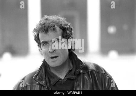 Johnny Clegg, South African Rock Musiker, auch als die "Weiße Zulu", immer gegen das Apartheidsregime engagiert bekannt. Hier an der Staatlichen Universität von Mailand (Italien), Fakultät für Politische Wissenschaften, im Februar 1990 Stockfoto