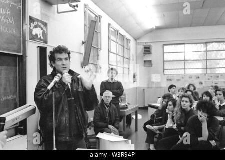 Johnny Clegg, South African Rock Musiker, auch als die "Weiße Zulu", immer gegen das Apartheidsregime engagiert bekannt. Hier an der Staatlichen Universität von Mailand (Italien), Fakultät für Politische Wissenschaften, im Februar 1990 Stockfoto