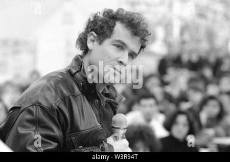 Johnny Clegg, South African Rock Musiker, auch als die "Weiße Zulu", immer gegen das Apartheidsregime engagiert bekannt. Hier an der Staatlichen Universität von Mailand (Italien), Fakultät für Politische Wissenschaften, im Februar 1990 Stockfoto