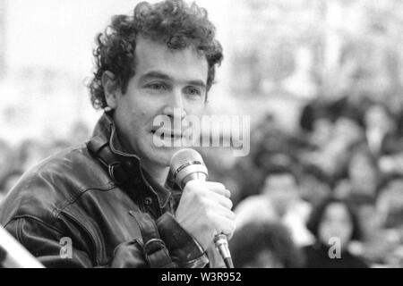 Johnny Clegg, South African Rock Musiker, auch als die "Weiße Zulu", immer gegen das Apartheidsregime engagiert bekannt. Hier an der Staatlichen Universität von Mailand (Italien), Fakultät für Politische Wissenschaften, im Februar 1990 Stockfoto