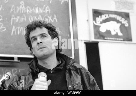 Johnny Clegg, South African Rock Musiker, auch als die "Weiße Zulu", immer gegen das Apartheidsregime engagiert bekannt. Hier an der Staatlichen Universität von Mailand (Italien), Fakultät für Politische Wissenschaften, im Februar 1990 Stockfoto