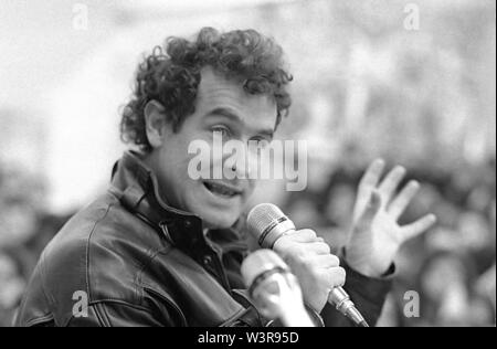 Johnny Clegg, South African Rock Musiker, auch als die "Weiße Zulu", immer gegen das Apartheidsregime engagiert bekannt. Hier an der Staatlichen Universität von Mailand (Italien), Fakultät für Politische Wissenschaften, im Februar 1990 Stockfoto