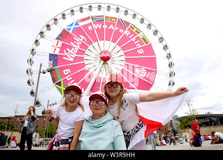 England-Fans vor dem Netball-Weltcup-Spiel zwischen Trinidad und Tobago und England in der M&S Bank Arena in Liverpool. Stockfoto