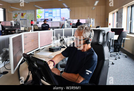 Jena, Deutschland. 17. Juli, 2019. Ein Mitarbeiter sitzt in der zentralen Leitstelle in der gefahrenprävention Zentrum Jena. Es ist verantwortlich für die mehr als 200.000 Einwohner und erstreckt sich auf die Bereiche von Jena, Saale-Holzland-Kreis, Weimar und Teilen des nördlichen Weimarer Region. Die zentrale Leitstelle ist eine der Stationen auf der Thüringer Ministerpräsident die multi-Tag Sommer Tour unter dem Motto '#FutureThuringia - Kluge Köpfe, innovative Prozesse". Foto: Martin Schutt/dpa-Zentralbild/dpa/Alamy leben Nachrichten Stockfoto