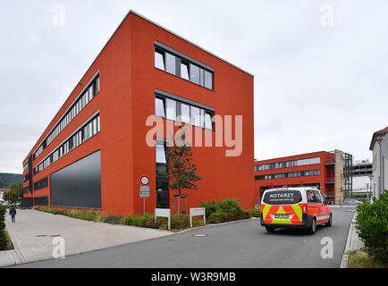 Jena, Deutschland. 17. Juli, 2019. Blick auf das Gebäude der Emergency Response Center Jena, wo die zentrale Control Center auch befindet. Es ist verantwortlich für die mehr als 200.000 Einwohner und erstreckt sich auf die Bereiche von Jena, Saale-Holzland-Kreis, Weimar und Teilen des nördlichen Weimarer Region. Die zentrale Leitstelle ist eine der Stationen auf der Thüringer Ministerpräsident die multi-Tag Sommer Tour unter dem Motto '#FutureThuringia - Kluge Köpfe, innovative Prozesse". Foto: Martin Schutt/dpa-Zentralbild/dpa/Alamy leben Nachrichten Stockfoto