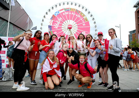 England-Fans vor dem Netball-Weltcup-Spiel zwischen Trinidad und Tobago und England in der M&S Bank Arena in Liverpool. Stockfoto