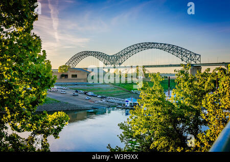 Die Hernando de Soto Brücke, auch genannt das M Brücke, dargestellt ist von den Memphis Welcome Center in Richtung Hafen Landung in Memphis, Tennessee. Stockfoto