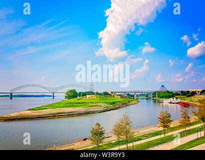 Die Hernando de Soto Brücke, auch genannt das M Brücke, dargestellt ist, wie es der Mississippi River, Sept. 6, 2015, in Memphis, Tennessee, überquert. Stockfoto