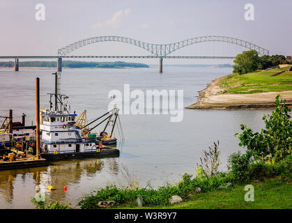 Die Hernando de Soto Brücke, auch genannt das M Brücke, dargestellt ist mit einem Schlepper, Frau Lisa, Sept. 13, 2015 in Memphis, Tennessee. Stockfoto