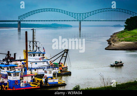 Die Hernando de Soto Brücke, auch genannt das M Brücke, dargestellt mit Schlepper, Sept. 10, 2015 in Memphis, Tennessee. Stockfoto