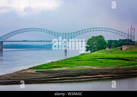 Die Hernando de Soto Brücke, auch genannt das M Brücke, wird dargestellt, Sept. 10, 2015 in Memphis, Tennessee. Stockfoto