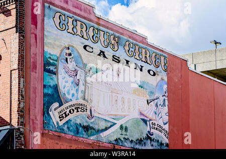 Ein Zeichen für das Circus Circus Casino hängt an der Seite eines Gebäudes auf der Beale Street, Sept. 12, 2015 in Memphis, Tennessee. Stockfoto