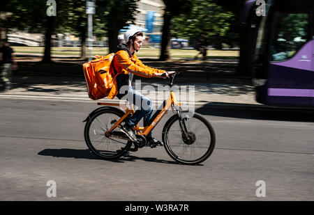 Berlin, Deutschland. 17. Juli, 2019. Ein Fahrer des Lieferservice Lieferando Laufwerke in einer Straße. Credit: Paul Zinken/dpa/Alamy leben Nachrichten Stockfoto