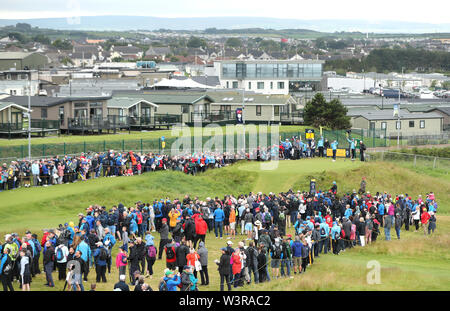 Menschenmassen beobachten, wie in Nordirland Rory McIlroy Stücke weg die 2. Während der Vorschau 4. Tag der offenen Meisterschaft 2019 im Royal Portrush Golf Club. Stockfoto