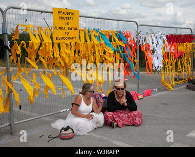 Blackpool, Lancashire, UK. 17. Juli, 2019. Frauen in Weiß Mittwoch, anti-Shale Gas Proteste fortgesetzt fracking Website in kleinen Plumpton. Energie Firma Cuadrilla hat angekündigt Fracking auf seiner Website in Lancashire wieder aufzunehmen. Fracking begann Preston neue Straße Ort im Oktober aber Operationen auf als unterirdische Tremor erkannt wurden gestoppt wurden. Keine fracking vor Ort, die seit Dezember aber Cuadrilla sagte Fracking bis Ende August fortgesetzt werden. Die bohrstelle ist das Thema der wiederholten Protesten von Anwohnern. Credit: MediaWorldImages/AlamyLiveNews Stockfoto