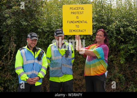 Blackpool, Lancashire, UK. 17. Juli, 2019. Frauen in Weiß Mittwoch, anti-Shale Gas Proteste fortgesetzt fracking Website in kleinen Plumpton. Energie Firma Cuadrilla hat angekündigt Fracking auf seiner Website in Lancashire wieder aufzunehmen. Fracking begann Preston neue Straße Ort im Oktober aber Operationen auf als unterirdische Tremor erkannt wurden gestoppt wurden. Keine fracking vor Ort, die seit Dezember aber Cuadrilla sagte Fracking bis Ende August fortgesetzt werden. Die bohrstelle ist das Thema der wiederholten Protesten von Anwohnern. Credit: MediaWorldImages/AlamyLiveNews Stockfoto