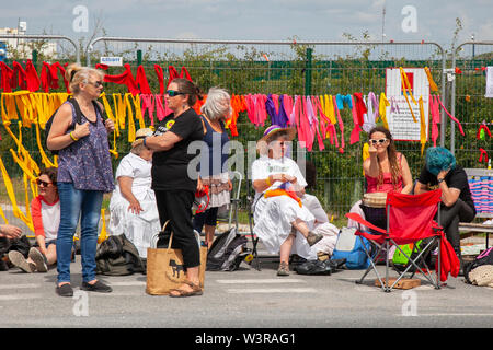 Blackpool, Lancashire, UK. 17. Juli, 2019. Frauen in Weiß Mittwoch, anti-Shale Gas Proteste fortgesetzt fracking Website in kleinen Plumpton. Energie Firma Cuadrilla fracking angekündigt hat auf seiner Website wieder aufzunehmen. Fracking begann Preston neue Straße Ort im Oktober aber Operationen auf als unterirdische Tremor erkannt wurden gestoppt wurden. Keine fracking vor Ort, die seit Dezember aber Cuadrilla auf die Umweltagentur beantragt hat Stickstoff anheben, um die fracking Prozess in Preston neue Straße die Bohrstelle ist das Thema der wiederholten Proteste zu unterstützen. Kredit; AlamyLivewNews Stockfoto