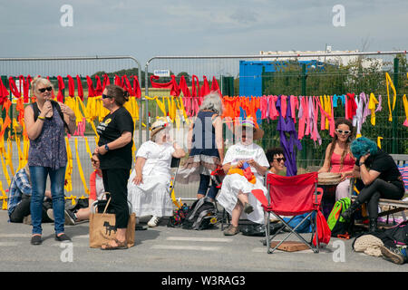 Blackpool, Lancashire, UK. 17. Juli, 2019. Frauen in Weiß Mittwoch, anti-Shale Gas Proteste fortgesetzt fracking Website in kleinen Plumpton. Energie Firma Cuadrilla fracking angekündigt hat auf seiner Website wieder aufzunehmen. Fracking begann Preston neue Straße Ort im Oktober aber Operationen auf als unterirdische Tremor erkannt wurden gestoppt wurden. Keine fracking vor Ort, die seit Dezember aber Cuadrilla auf die Umweltagentur beantragt hat Stickstoff anheben, um die fracking Prozess in Preston neue Straße die Bohrstelle ist das Thema der wiederholten Proteste zu unterstützen. Kredit; AlamyLivewNews Stockfoto