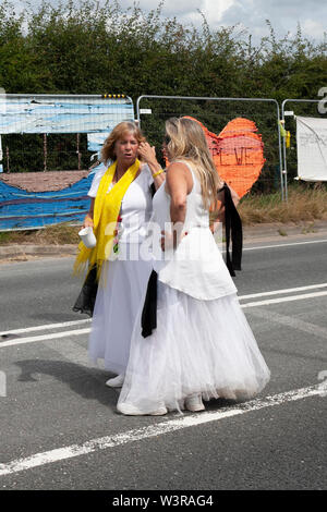 Blackpool, Lancashire, UK. 17. Juli, 2019. Frauen in Weiß Mittwoch, anti-Shale Gas Proteste fortgesetzt fracking Website in kleinen Plumpton. Energie Firma Cuadrilla fracking angekündigt hat auf seiner Website wieder aufzunehmen. Fracking begann Preston neue Straße Ort im Oktober aber Operationen auf als unterirdische Tremor erkannt wurden gestoppt wurden. Keine fracking vor Ort, die seit Dezember aber Cuadrilla auf die Umweltagentur beantragt hat Stickstoff anheben, um die fracking Prozess in Preston neue Straße die Bohrstelle ist das Thema der wiederholten Proteste zu unterstützen. Kredit; AlamyLivewNews Stockfoto