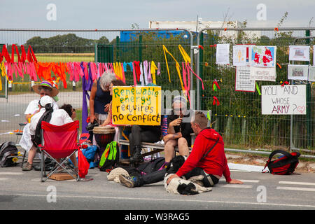 Blackpool, Lancashire, UK. 17. Juli, 2019. Frauen in Weiß Mittwoch, anti-Shale Gas Proteste fortgesetzt fracking Website in kleinen Plumpton. Energie Firma Cuadrilla fracking angekündigt hat auf seiner Website wieder aufzunehmen. Fracking begann Preston neue Straße Ort im Oktober aber Operationen auf als unterirdische Tremor erkannt wurden gestoppt wurden. Keine fracking vor Ort, die seit Dezember aber Cuadrilla auf die Umweltagentur beantragt hat Stickstoff anheben, um die fracking Prozess in Preston neue Straße die Bohrstelle ist das Thema der wiederholten Proteste zu unterstützen. Kredit; AlamyLivewNews Stockfoto