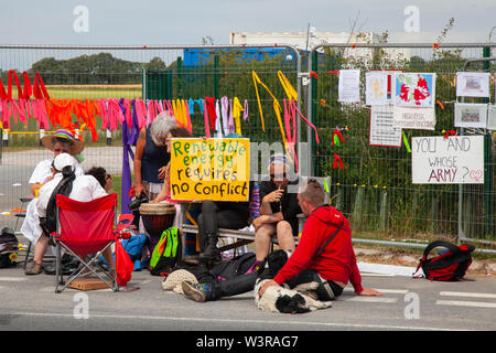 Blackpool, Lancashire, UK. 17. Juli, 2019. Frauen in Weiß Mittwoch, anti-Shale Gas Proteste fortgesetzt fracking Website in kleinen Plumpton. Energie Firma Cuadrilla fracking angekündigt hat auf seiner Website wieder aufzunehmen. Fracking begann Preston neue Straße Ort im Oktober aber Operationen auf als unterirdische Tremor erkannt wurden gestoppt wurden. Keine fracking vor Ort, die seit Dezember aber Cuadrilla auf die Umweltagentur beantragt hat Stickstoff anheben, um die fracking Prozess in Preston neue Straße die Bohrstelle ist das Thema der wiederholten Proteste zu unterstützen. Kredit; AlamyLivewNews Stockfoto