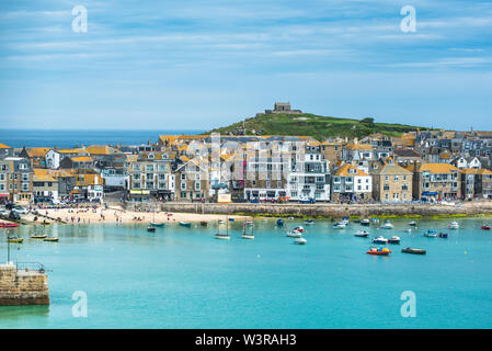 Erhöhten Blick auf den beliebten Badeort St. Ives, Cornwall, England, Vereinigtes Königreich, Europa Stockfoto