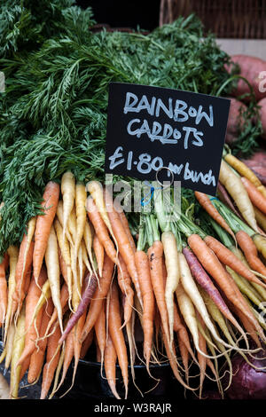 Rainbow Karotten "Daucus carota" Verkauf, Borough Market, London Stockfoto