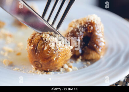 Karamellisierte Feigen mit Nussbaum, diente als Dessert, Nahaufnahme Stockfoto