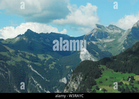Einen herrlichen Überblick über die Berggipfel der wunderschönen Schweizer Alpen und die Häuser der Menschen, die dort leben. Stockfoto