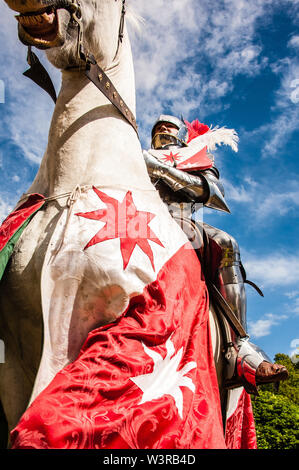 Eine gepanzerte Ritter auf seinem Ladegerät von unten während des Turnier Woche in Arundel Castle, Foto © Julia Claxton gesehen Stockfoto