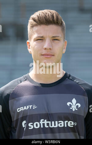 Darmstadt, Deutschland. 17. Juli, 2019. Fussball 2. Bundesliga: Fototermin Darmstadt 98 in der Saison 2019/20 in der Merck Stadion am Böllenfalltor: Torwart Carl Leonhard. Credit: Silas Stein/dpa/Alamy leben Nachrichten Stockfoto