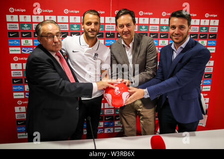 Manager von Granada CF-Team (von links nach rechts) Pepe Macanas, Roberto Soldado, das neue Team Player, Antonio Fernandez Monterrubio und fran Sanchez sind während der Präsentation gesehen. Stockfoto