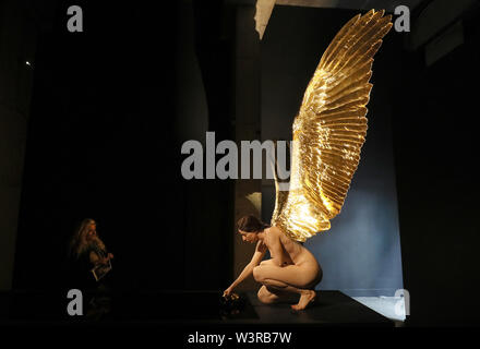 Leute sehen den Messenger, eine realistische Abbildung von Sam Jinks, die Teil seiner Im Fleisch Skulptur Ausstellung in der Galway International Arts Festival. Stockfoto