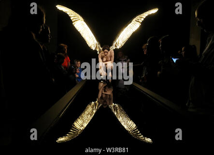 Leute sehen den Messenger, eine realistische Abbildung von Sam Jinks, die Teil seiner Im Fleisch Skulptur Ausstellung in der Galway International Arts Festival. Stockfoto