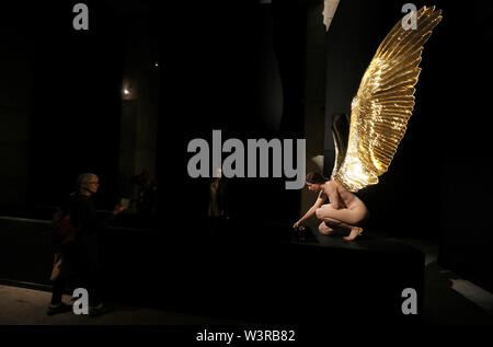 Leute sehen den Messenger, eine realistische Abbildung von Sam Jinks, die Teil seiner Im Fleisch Skulptur Ausstellung in der Galway International Arts Festival. Stockfoto