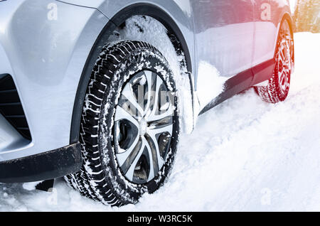 Auto mit Winterreifen an einem verschneiten Straße montiert Stockfoto