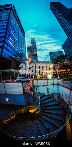 Singapur - Jun 5, 2019: Wendeltreppe führt vom Keller Restaurant Bereich der Suntec City, die Fontäne des Reichtums auf Bodenhöhe der Suntec City. Stockfoto