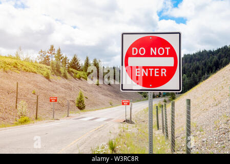 Nicht ein Schild auf einer Rampe von einer Autobahn. Konzept der Sicherheit. Stockfoto