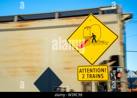 Warnschild für Fußgänger an einem Bahnübergang. Konzept der Sicherheit. Stockfoto