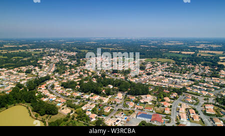 Luftaufnahme von Nesmy Stadt in Vendee Stockfoto
