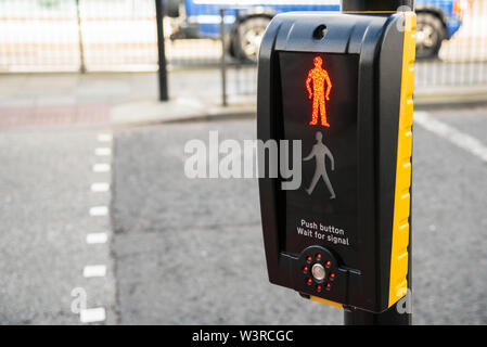 Ampelsteuerung mit roten Mann an der Fußgängerampel in der Innenstadt beleuchtet Stockfoto