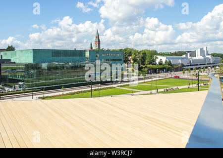 Helsinki Music Center auf der linken Seite und die Finlandia Halle auf der rechten Seite, von der Terrasse der Stadtbibliothek Oodi gesehen Stockfoto