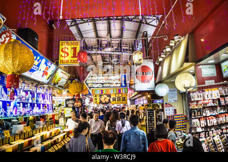 Singapur - 26.Juni 2018: die Bugis Street Market ist ein beliebtes Reiseziel und liegt in der Nähe der MRT-Station Bugis. Stockfoto