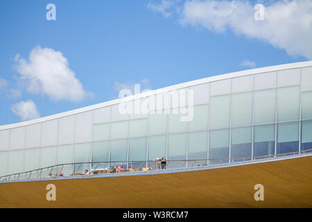 Helsinki, Finnland - 1 Juli, 2019 - Menschen genießen einen schönen Sommertag auf der Terrasse der Stadtbibliothek Oodi Stockfoto