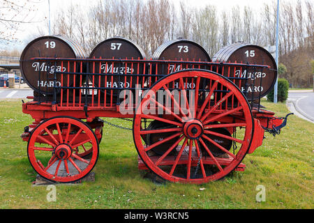 Alte Pferdekutschen Holz Karre für tranporting Fässer Wein gegenüber Bodegas Muga, Haro, La Rioja, Spanien Stockfoto